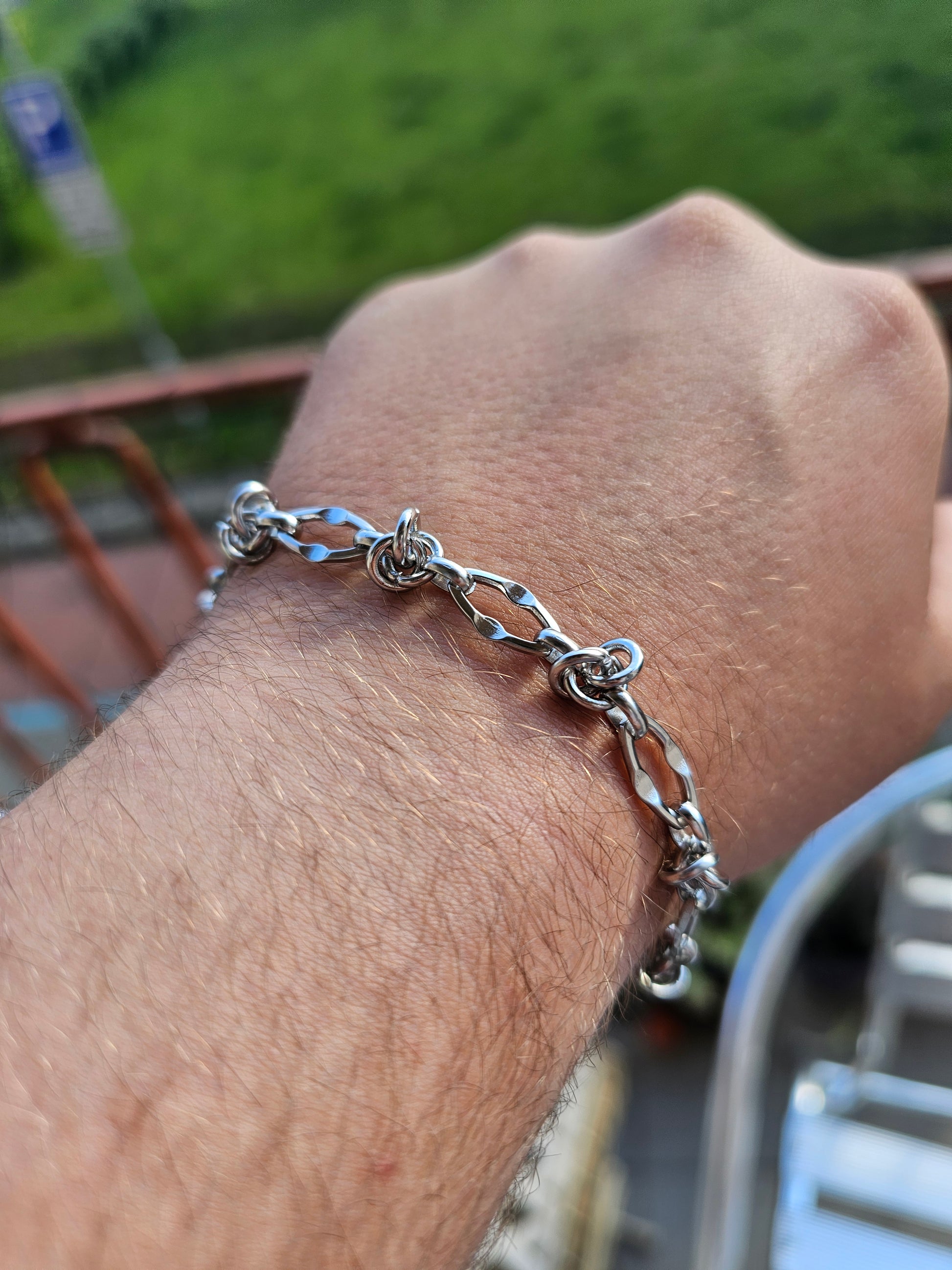 Elegantní stříbrný náramek s propletenými články