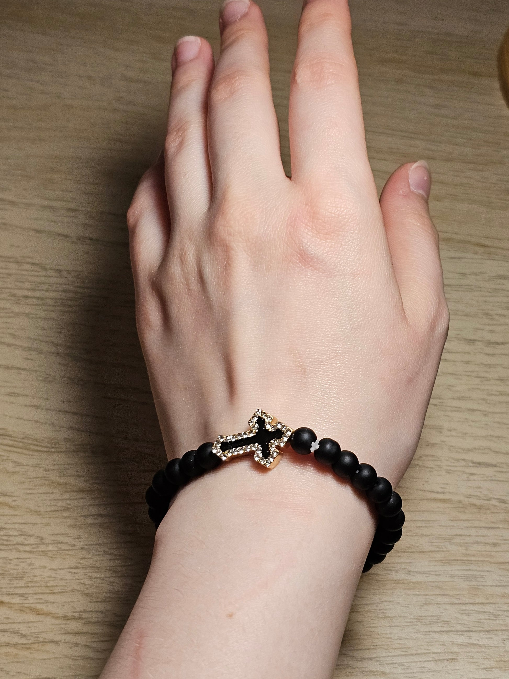 Elegantní náramek s křížem